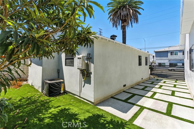 1170 Wilton, Hollywood CA: https://media.crmls.org/medias/e3a7ea00-0cca-46d7-b6da-43a65b1d8211.jpg