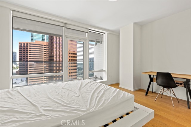877 Francisco Street, Los Angeles CA: https://media.crmls.org/medias/e3a86efe-e00e-4015-811f-76bf92b2bbbf.jpg