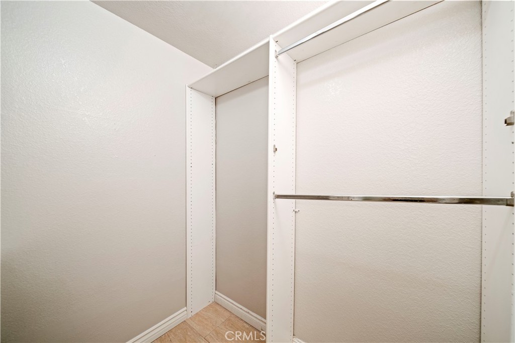 https://media.crmls.org/medias/e3a91ff8-24a6-4948-9eae-799e14440460.jpg?preset=X-Large