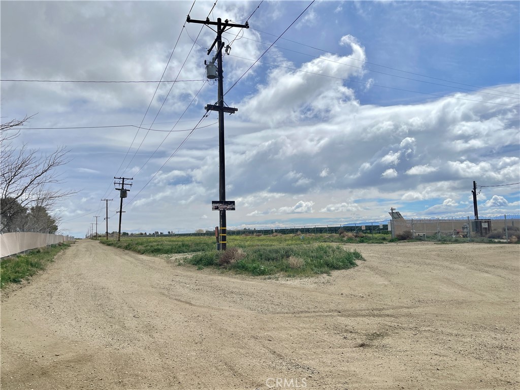 https://media.crmls.org/medias/e3aa30a6-cfdc-456b-a0a3-3e36f06496dd.jpg?preset=X-Large