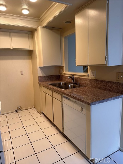 Detail Gallery Image 11 of 25 For 4832 King Cir #D,  Huntington Beach,  CA 92648 - 2 Beds | 2/1 Baths