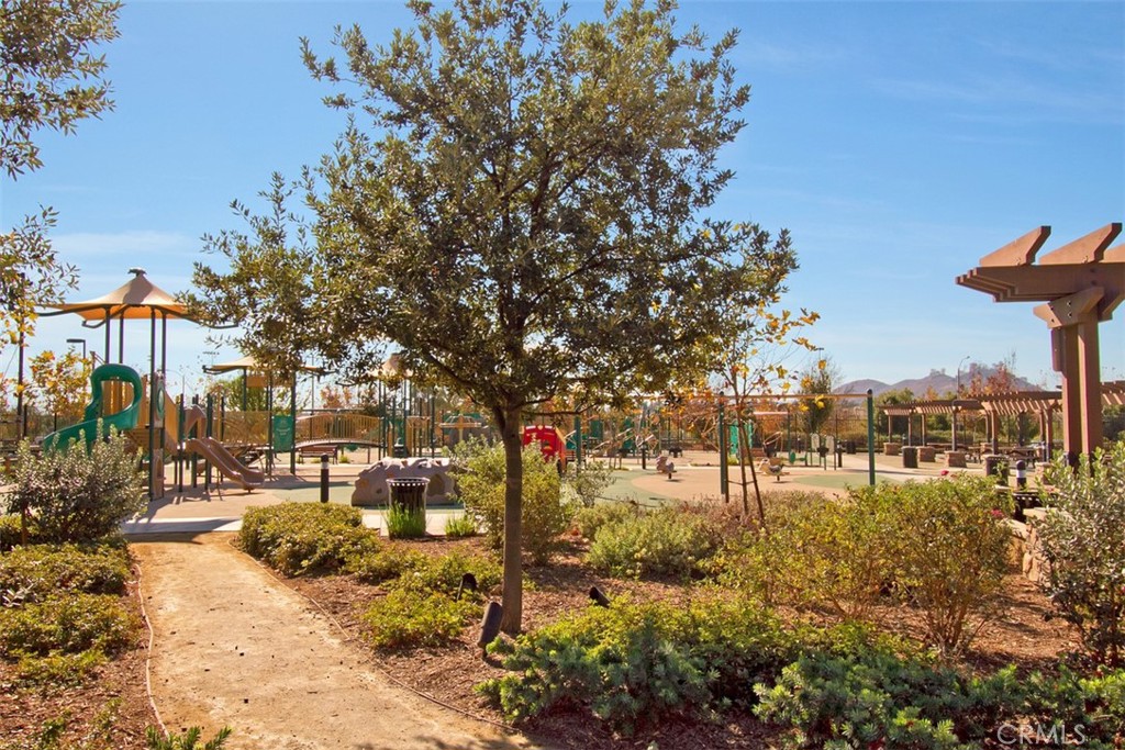 https://media.crmls.org/medias/e3aec8f0-c058-4b99-89e1-08bccc4472d8.jpg?preset=X-Large