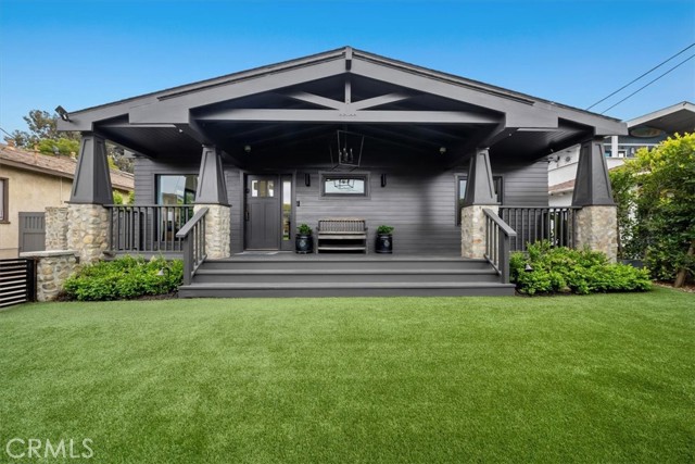 1012 10th Street, Manhattan Beach CA: https://media.crmls.org/medias/e3aefc29-e1c4-406e-b18d-f5d45bc3b447.jpg