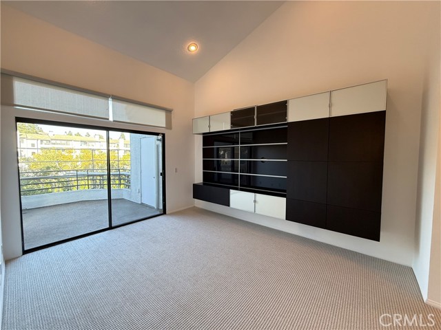 Detail Gallery Image 4 of 10 For 210 Lille Ln #301,  Newport Beach,  CA 92663 - 2 Beds | 2 Baths