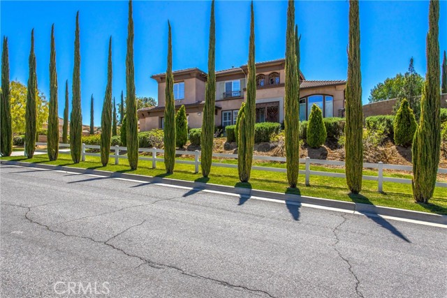 Detail Gallery Image 3 of 74 For 2136 Horse Trail Dr, Redlands,  CA 92373 - 4 Beds | 3/1 Baths