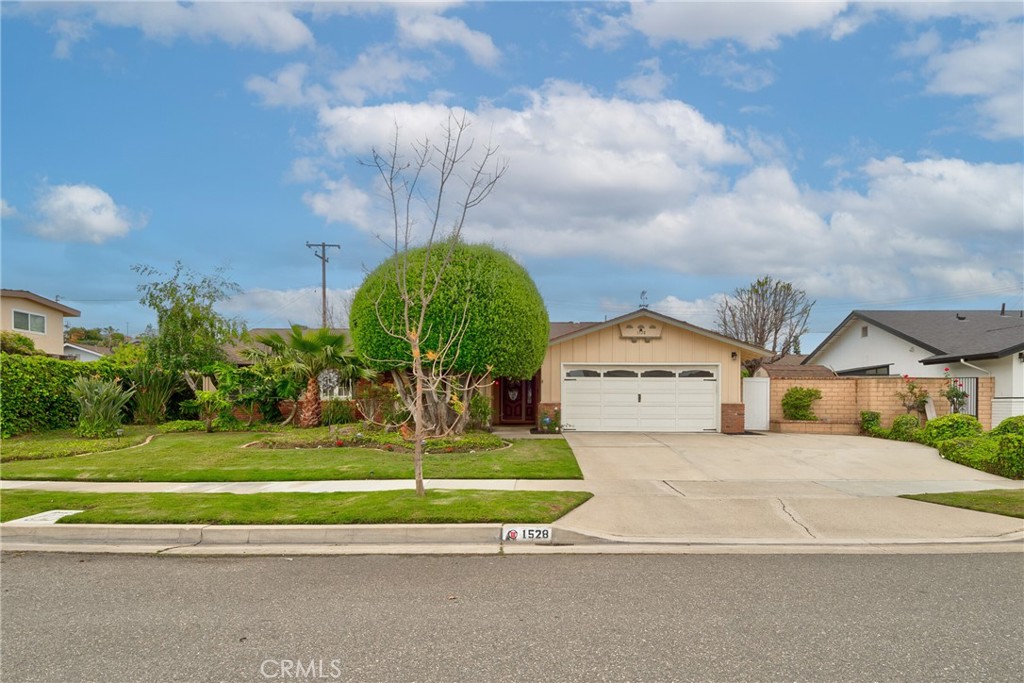 1528 E San Alto Avenue