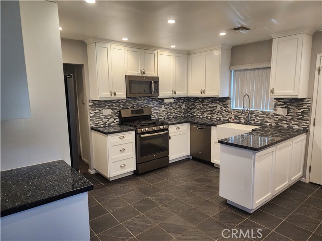 Detail Gallery Image 2 of 8 For 6140 Patricia Dr, Jurupa Valley,  CA 92509 - 2 Beds | 1 Baths