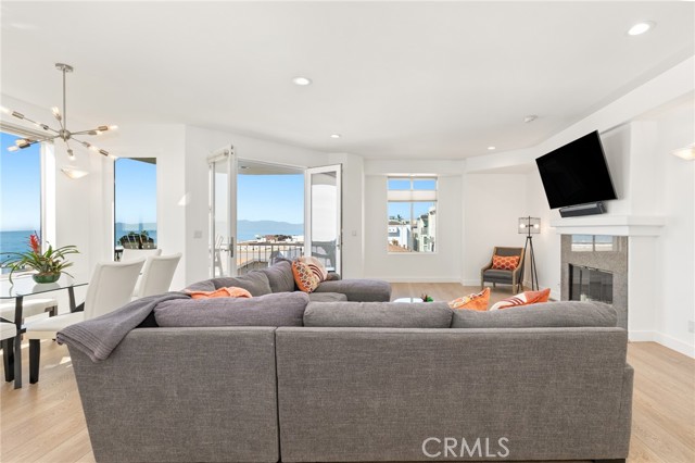 Detail Gallery Image 12 of 53 For 216 23rd St, Manhattan Beach,  CA 90266 - 4 Beds | 3 Baths