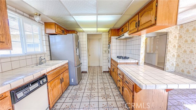 1702 E Bach Street, Carson CA: https://media.crmls.org/medias/e3b42d3e-667b-462a-8ba9-81b44be2b027.jpg