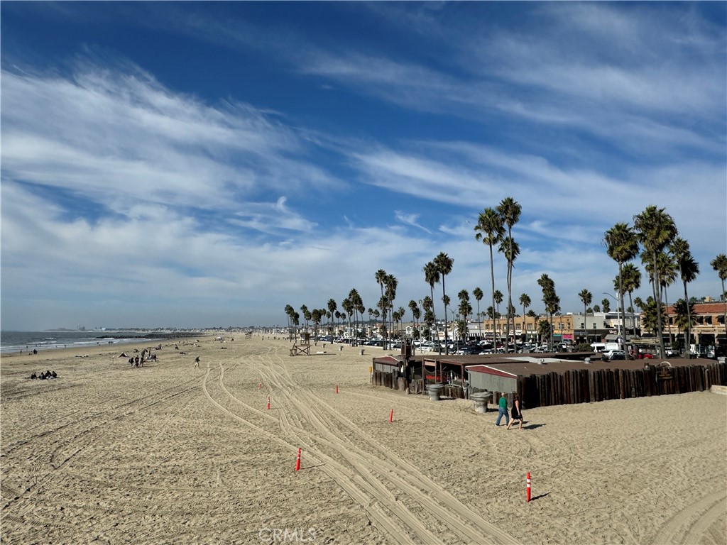 https://media.crmls.org/medias/e3b597c1-05cc-4f71-b956-7e9746990c4d.jpg?preset=X-Large