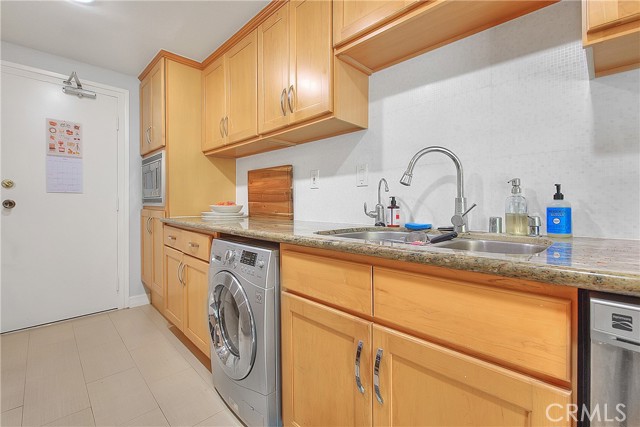 330 W California Boulevard, Pasadena CA: https://media.crmls.org/medias/e3b5ee73-b548-4400-aec8-a27c7e21f365.jpg