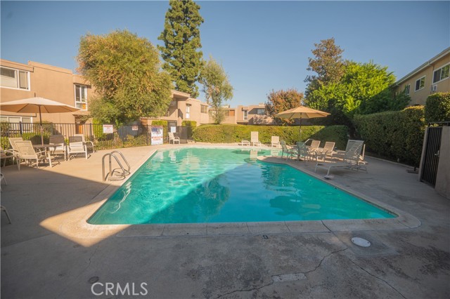 Detail Gallery Image 7 of 8 For 18110 Killion St #2,  Tarzana,  CA 91356 - 3 Beds | 2 Baths