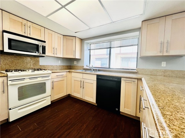 17057 S Vermont Avenue, Gardena CA: https://media.crmls.org/medias/e3bd6e01-50f5-4acd-89b3-3357198cc8bc.jpg