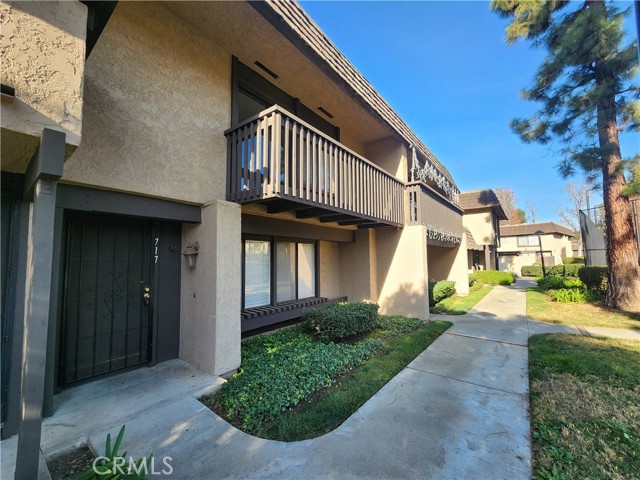 717 Knollwood Lane, San Dimas CA: https://media.crmls.org/medias/e3bf0697-3033-48dc-b539-3dce275c1782.jpg