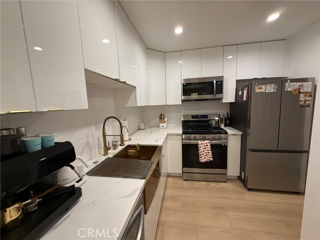 Detail Gallery Image 13 of 27 For 22139 Burbank, Woodland Hills,  CA 91367 - 2 Beds | 2 Baths