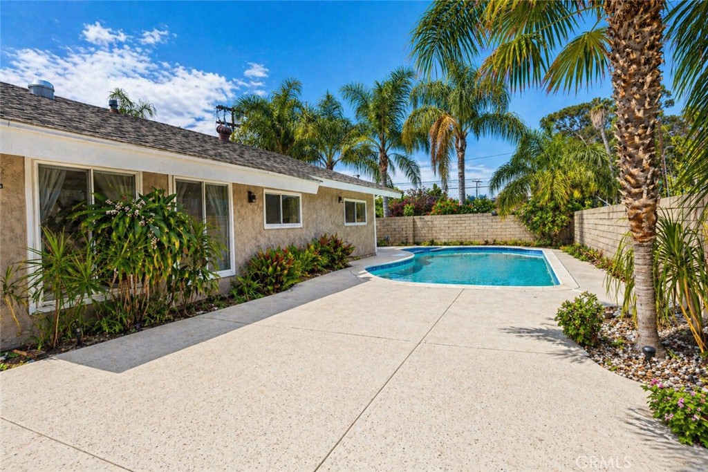 https://media.crmls.org/medias/e3c6207e-11ba-4155-80d0-f41be15cd954.jpg?preset=X-Large
