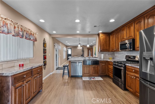 Detail Gallery Image 6 of 31 For 40139 15th, Palmdale,  CA 93551 - 3 Beds | 3 Baths