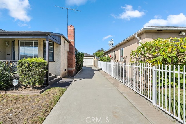 Detail Gallery Image 34 of 38 For 2027 W 93rd, Los Angeles,  CA 90047 - 3 Beds | 3 Baths