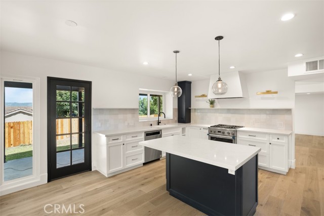 Detail Gallery Image 4 of 30 For 22450 Maycotte Rd, Woodland Hills,  CA 91364 - 3 Beds | 3 Baths