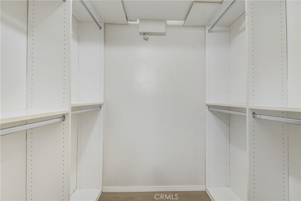 https://media.crmls.org/medias/e3ca20d6-5315-4e3d-9c70-2f7b81fea645.jpg?preset=X-Large