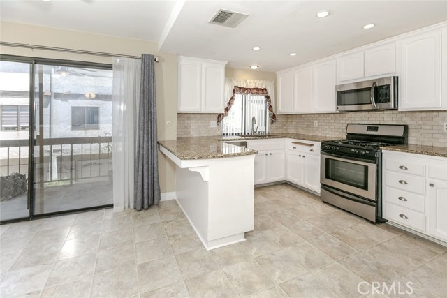 Detail Gallery Image 14 of 41 For 20737 Roscoe Bld #102,  Winnetka,  CA 91306 - 3 Beds | 3 Baths