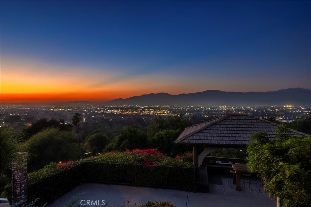 https://media.crmls.org/medias/e3cc2571-2e28-4a7a-910d-b786256d5545.jpg?preset=X-Large