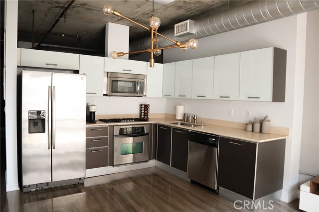645 W 9th Street, Los Angeles CA: https://media.crmls.org/medias/e3ccd8ea-84e8-4e81-9a3c-bb7993eb0a0c.jpg