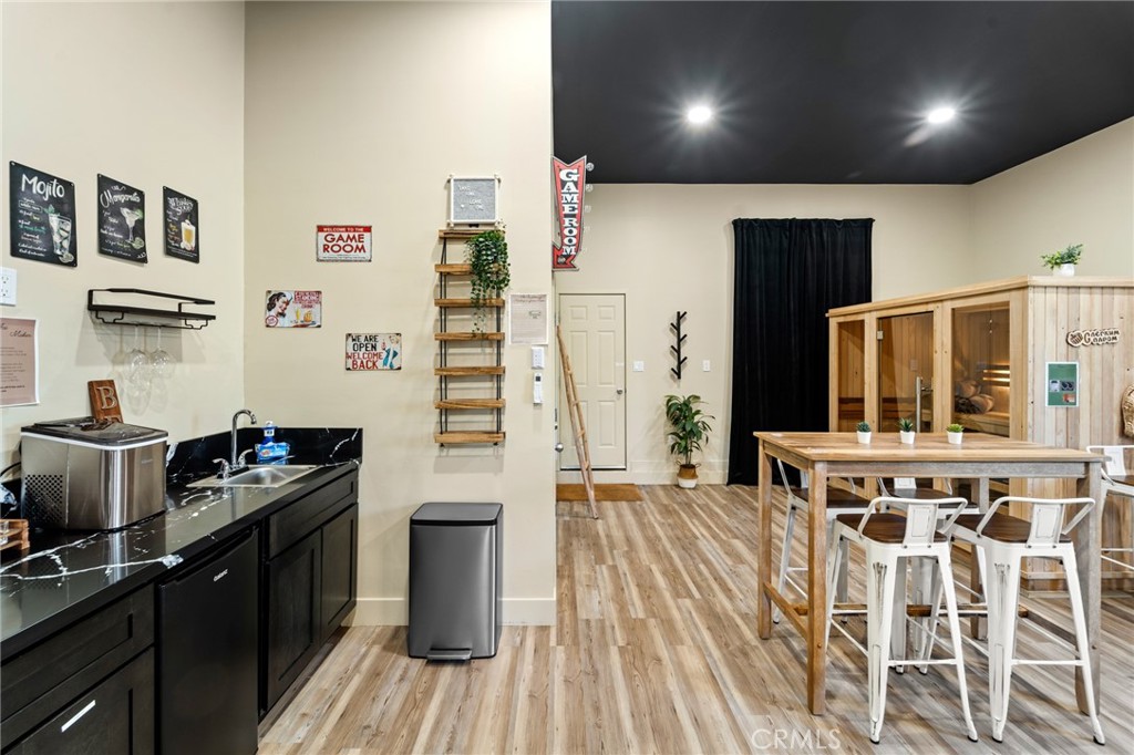 https://media.crmls.org/medias/e3d264f5-d58b-4502-8aab-e883d1a5228a.jpg?preset=X-Large