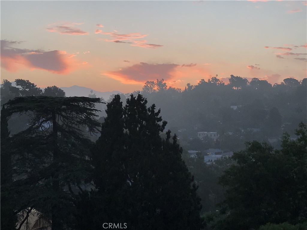 https://media.crmls.org/medias/e3d2e367-00a6-4022-84ff-bf72952d532d.jpg?preset=X-Large