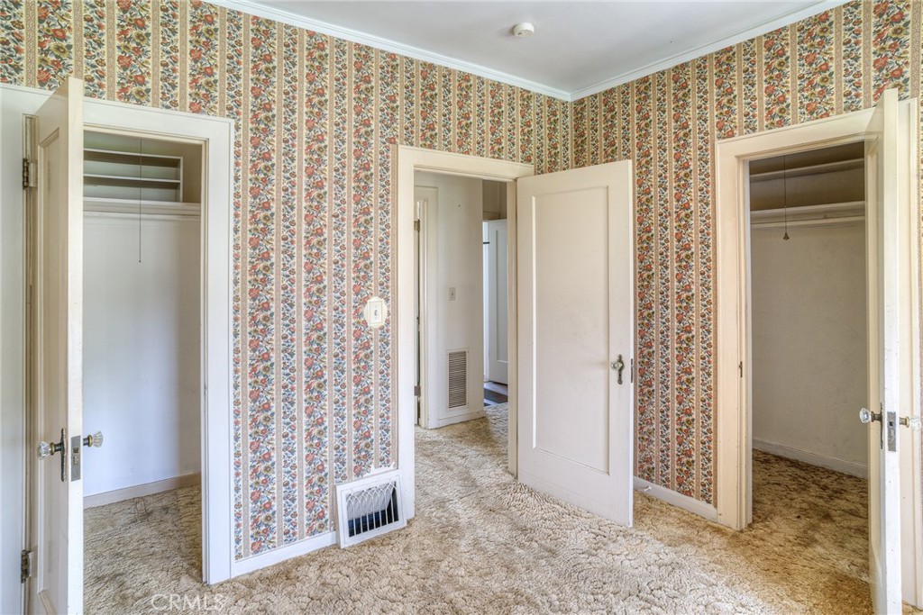 https://media.crmls.org/medias/e3d35682-0b29-4e9c-bec6-2749d3b7341f.jpg?preset=X-Large