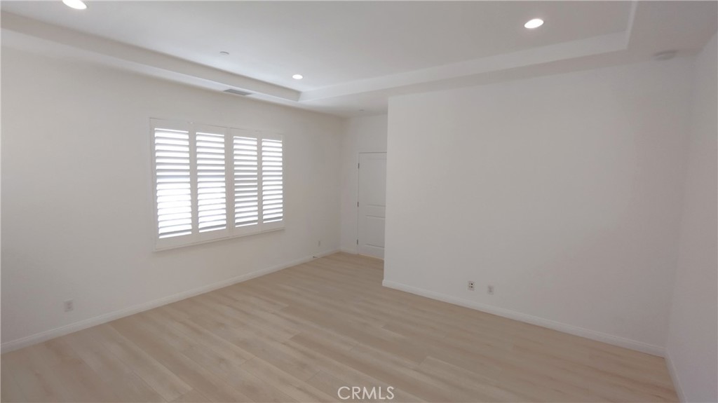 https://media.crmls.org/medias/e3d4a271-ed61-4150-9a0c-a62348d92e73.jpg?preset=X-Large