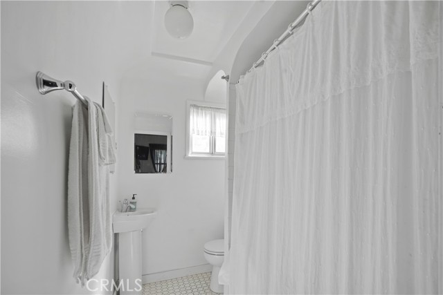 2313 Glendale Boulevard, Los Angeles CA: https://media.crmls.org/medias/e3d69fd2-f27a-4b5e-9680-cabea6cd8d38.jpg