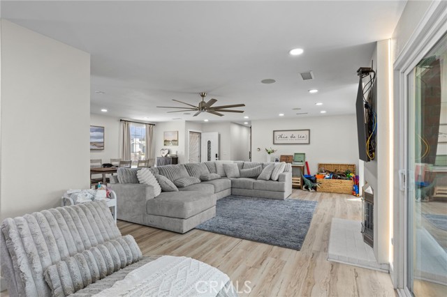 Detail Gallery Image 8 of 38 For 218 Foxbury, Pomona,  CA 91767 - 3 Beds | 2 Baths