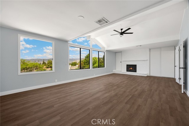 220 W Highland Avenue, Redlands CA: https://media.crmls.org/medias/e3de55fe-8496-476e-817f-e9e86bb1f4e3.jpg