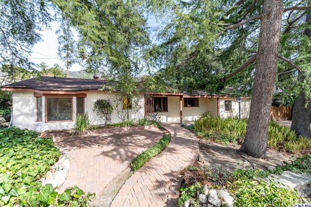 3863 Vista Court La Crescenta, California Expansive mid-century 2 bedroom 2 bath with unique brick wall construction. The living room and dining area have a vaulted, open beam ceiling and the overall floor plan is warm and inviting. Large kitchen that features Thermador double ovens and electric cooktop, Subzero refrigerator, trash compactor, dishwasher and an eating area. The comfortable family room steps down from the kitchen and has a wet bar, free standing fireplace and recessed lighting. The backyard is huge and is an entertainer's paradise with multiple levels, pool, fire pit, built-in seating and grill and lush landscaping.