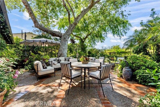 302 W Carter Avenue, Sierra Madre CA: https://media.crmls.org/medias/e3e1d184-df91-44b7-a34e-fc010891eea5.jpg