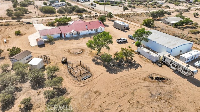 8381 White Road, Phelan CA: https://media.crmls.org/medias/e3e29aef-1e70-46c9-8b79-d9135820ec7a.jpg