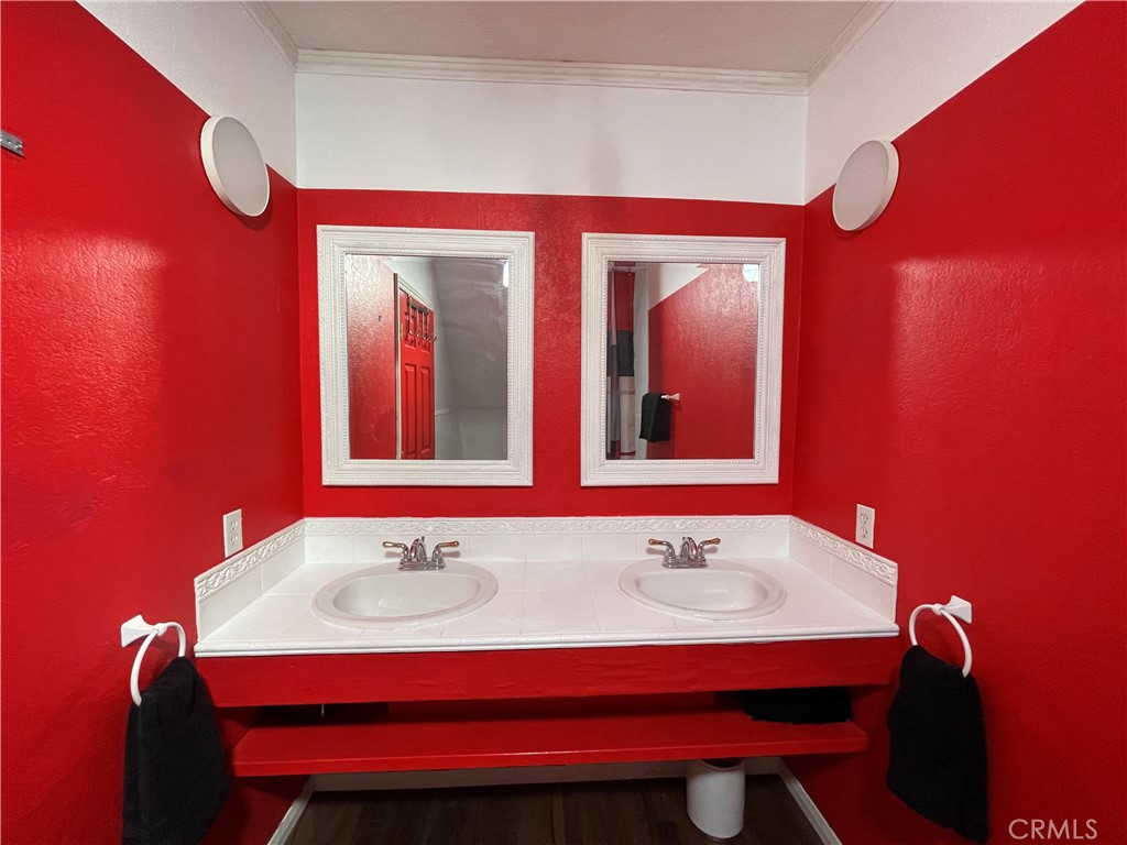 https://media.crmls.org/medias/e3e3859d-d667-4ee0-9894-ec32c85f5271.jpg?preset=X-Large