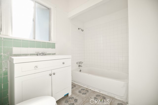 Detail Gallery Image 11 of 19 For 138 E 36th Pl, Los Angeles,  CA 90011 - – Beds | – Baths