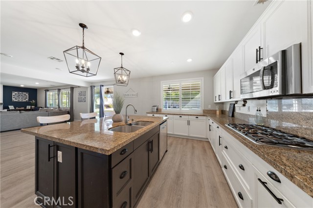 Detail Gallery Image 9 of 13 For 23407 Crystal Way, Wildomar,  CA 92595 - 5 Beds | 3 Baths