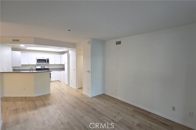 Detail Gallery Image 6 of 24 For 7551 Jordan #108,  Canoga Park,  CA 91303 - 3 Beds | 2/1 Baths