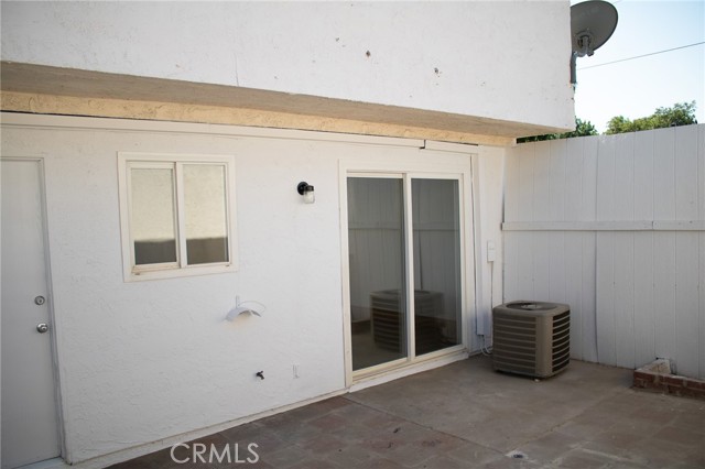 347 N Eucalyptus Avenue, Rialto CA: https://media.crmls.org/medias/e3e5eb18-6de4-4d16-baf6-08f16acbcdc7.jpg
