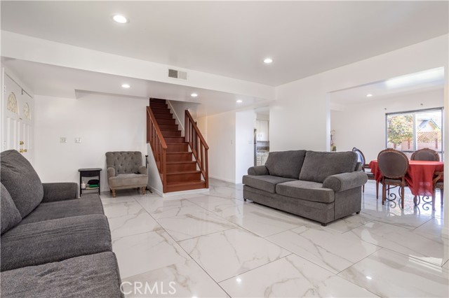 Detail Gallery Image 6 of 27 For 27852 Rosamond, Canyon Country,  CA 91351 - 4 Beds | 2 Baths