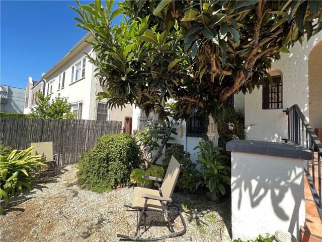 122 S Westmoreland Ave, Los Angeles CA: https://media.crmls.org/medias/e3e7152a-2ae2-4ea1-b4d3-9fe122fe6107.jpg