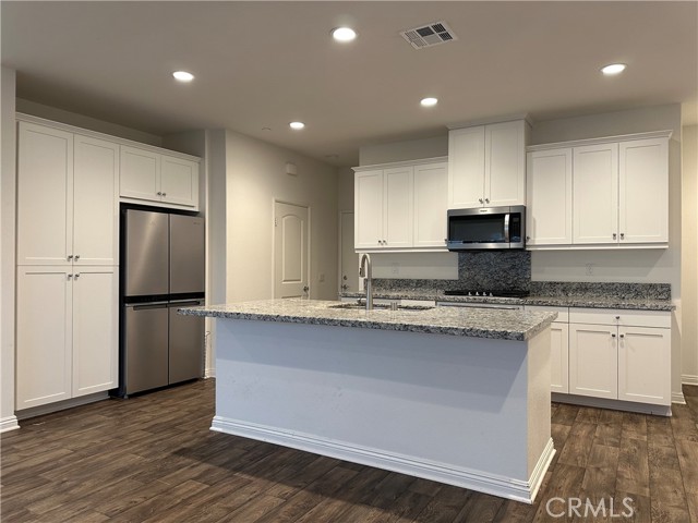 Detail Gallery Image 2 of 15 For 7245 Crescendo Ln, Fontana,  CA 92336 - 4 Beds | 2/1 Baths