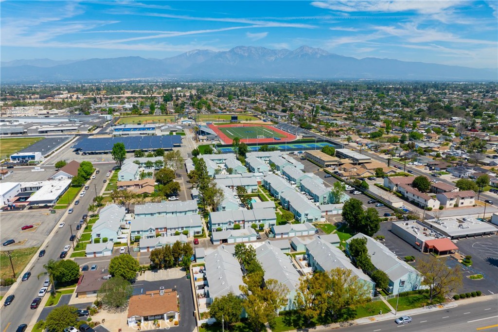 https://media.crmls.org/medias/e3f2a514-3ebe-4cd0-9d85-8a9a43b36053.jpg?preset=X-Large