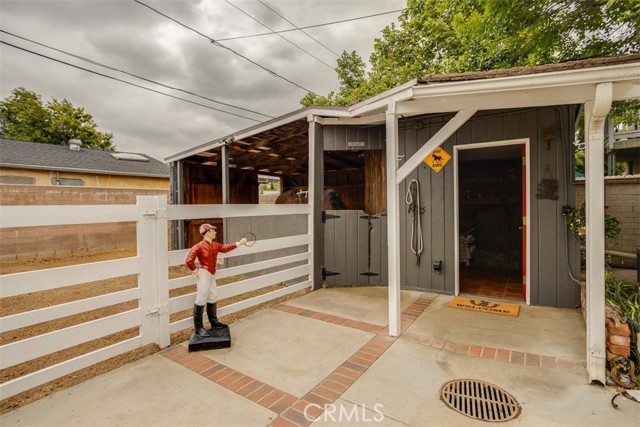 516 S Sparks S Street, Burbank CA: https://media.crmls.org/medias/e3f2abcf-c8e2-4568-848a-21304496d457.jpg