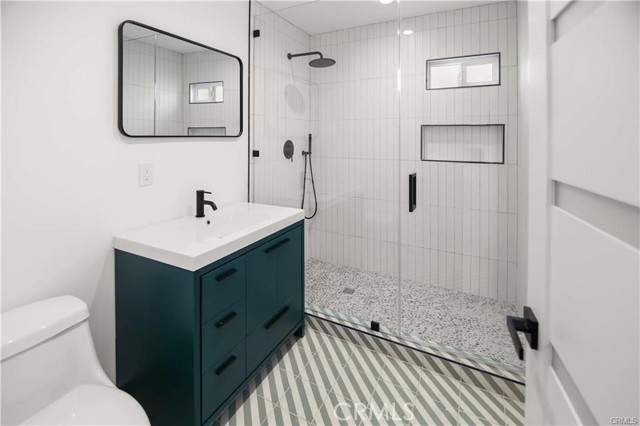 Detail Gallery Image 17 of 36 For 7842 Lasaine Ave, Northridge,  CA 91325 - 7 Beds | 5/1 Baths