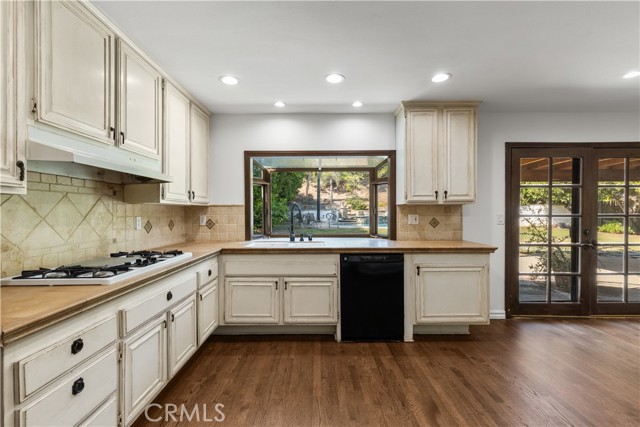 19613 Hiawatha Street, Chatsworth CA: https://media.crmls.org/medias/e3f39ef4-31a9-41ca-89d6-8ab0f5d9d4ca.jpg
