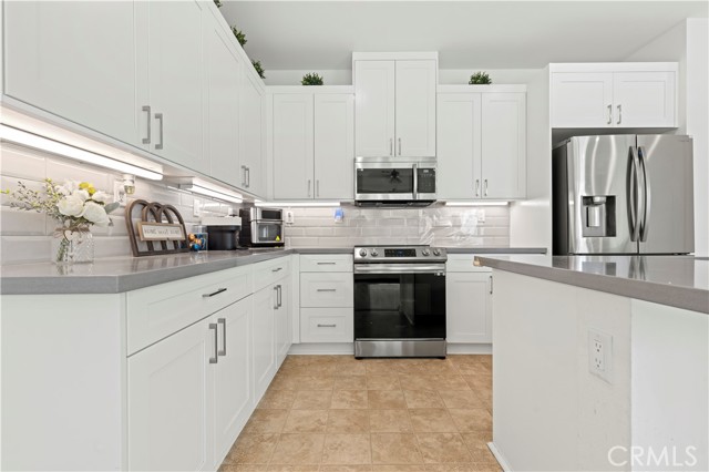 Detail Gallery Image 6 of 47 For 1544 W Plaza Del Amo, Torrance,  CA 90501 - 3 Beds | 2/1 Baths